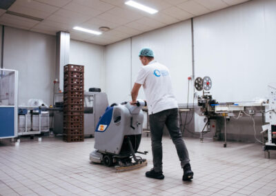 Voor een fris huis of nette werkplek kies je Direct Cleaning Service B.V., jouw schoonmaakbedrijf in Beverwijk voor particulieren, kantoren, winkels en VvE’s. We verzorgen periodieke schoonmaak, eenmalige schoonmaak, glasbewassing en oplevering.